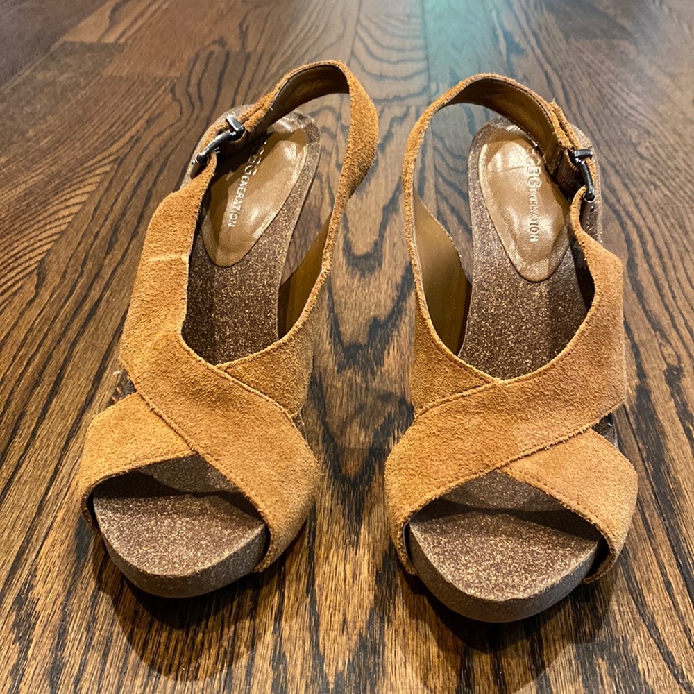 BCBG size 8 sling back heels